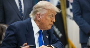 La Justicia suspende de manera temporal el plan de despidos masivos de Trump La Justicia suspende de manera temporal el plan de despidos masivos de Trump