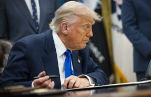 La Justicia suspende de manera temporal el plan de despidos masivos de Trump La Justicia suspende de manera temporal el plan de despidos masivos de Trump