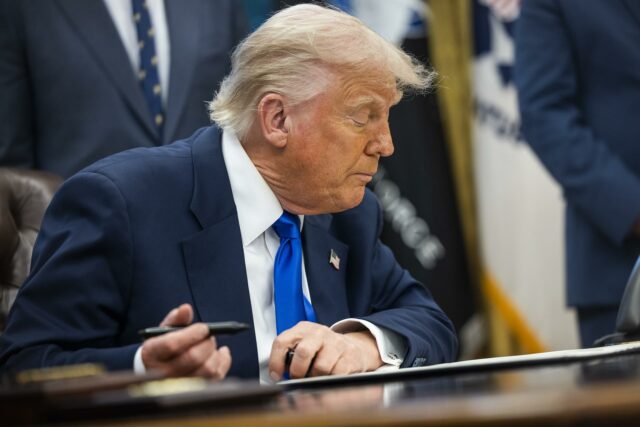 La Justicia suspende de manera temporal el plan de despidos masivos de Trump