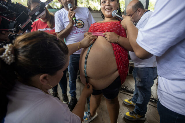 Madre de cuatro hijos gana concurso nicaragüense ‘La madre panza’