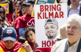 Migrantes marchan pidiendo ayuda contra políticas de Trump Migrantes marchan pidiendo ayuda contra políticas de Trump