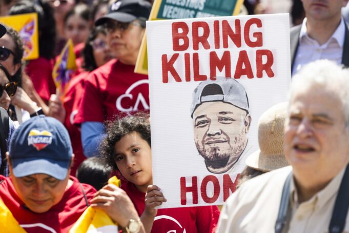 Migrantes marchan pidiendo ayuda contra políticas de Trump Migrantes marchan pidiendo ayuda contra políticas de Trump