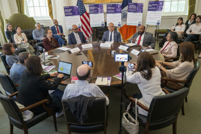 Nueva York inicia campaña para garantizar vivienda digna a migrantes y proteger derechos