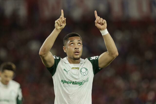 Palmeiras avanza a los octavos de final gracias a los goles de Estevão y Roque