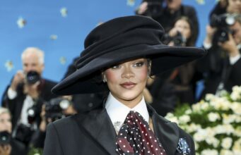 Rihanna revela que está esperando a su tercer hijo durante la Met Gala Rihanna revela que está esperando a su tercer hijo durante la Met Gala