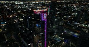 Rinden homenaje a Gloria Estefan iluminando rascacielos en Miami por trayectoria Rinden homenaje a Gloria Estefan iluminando rascacielos en Miami por trayectoria