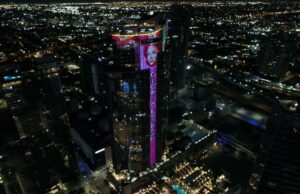 Rinden homenaje a Gloria Estefan iluminando rascacielos en Miami por trayectoria Rinden homenaje a Gloria Estefan iluminando rascacielos en Miami por trayectoria