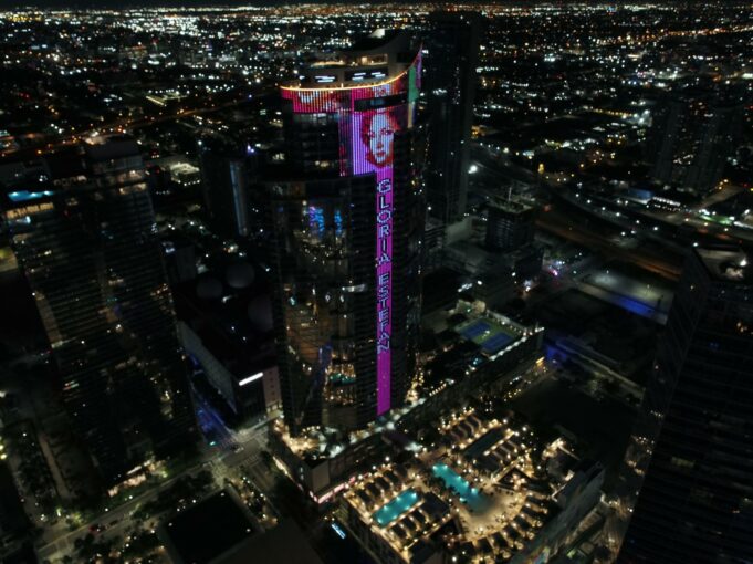 Rinden homenaje a Gloria Estefan iluminando rascacielos en Miami por trayectoria Rinden homenaje a Gloria Estefan iluminando rascacielos en Miami por trayectoria