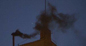 Se retrasó la primera fumata negra del cónclave para elegir sucesor papal Se retrasó la primera fumata negra del cónclave para elegir sucesor papal