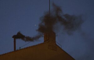 Se retrasó la primera fumata negra del cónclave para elegir sucesor papal Se retrasó la primera fumata negra del cónclave para elegir sucesor papal