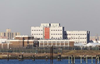 Tribunal federal asume control de cárcel Rikers en Nueva York por violencia extrema Tribunal federal asume control de cárcel Rikers en Nueva York por violencia extrema