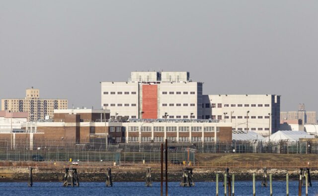 Tribunal federal asume control de cárcel Rikers en Nueva York por violencia extrema