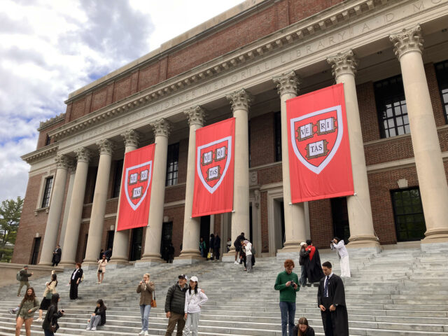 Trump considera eliminar 3.000 millones de dólares adicionales en fondos para Harvard