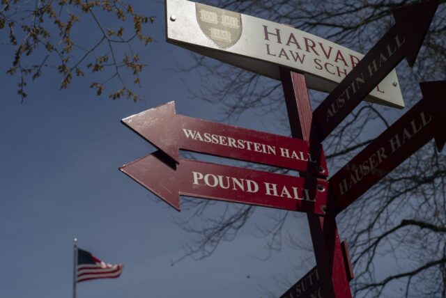 Trump da 72 horas a Harvard para readmitir estudiantes extranjeros matriculados