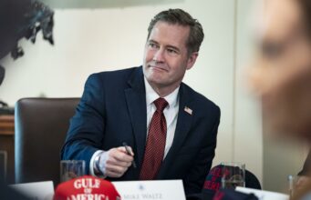 Trump despide a más de 100 funcionarios del Consejo de Seguridad Nacional Trump despide a más de 100 funcionarios del Consejo de Seguridad Nacional