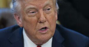 Trump instruye suspender los fondos federales destinados a los medios públicos NPR y PBS Trump instruye suspender los fondos federales destinados a los medios públicos NPR y PBS