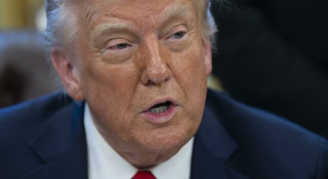 Trump instruye suspender los fondos federales destinados a los medios públicos NPR y PBS Trump instruye suspender los fondos federales destinados a los medios públicos NPR y PBS