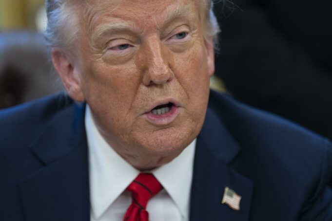 Trump instruye suspender los fondos federales destinados a los medios públicos NPR y PBS Trump instruye suspender los fondos federales destinados a los medios públicos NPR y PBS