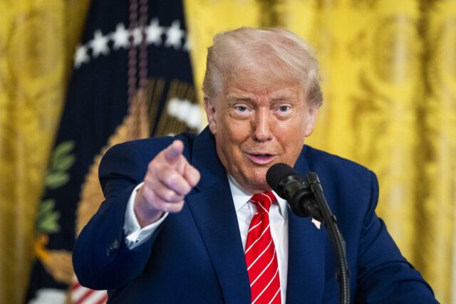 Trump manda aumentar a 20.000 los agentes de deportación activos