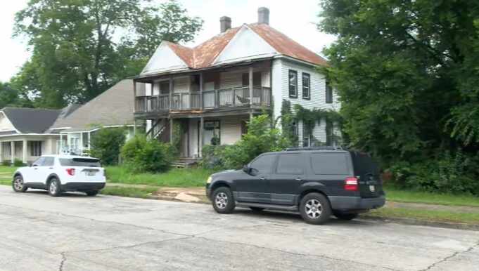 Asesinan a joven de 24 años frente a casa abandonada en Bessemer Asesinan a joven de 24 años frente a casa abandonada en Bessemer