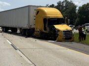Auto detenido choca con camiones en I-459