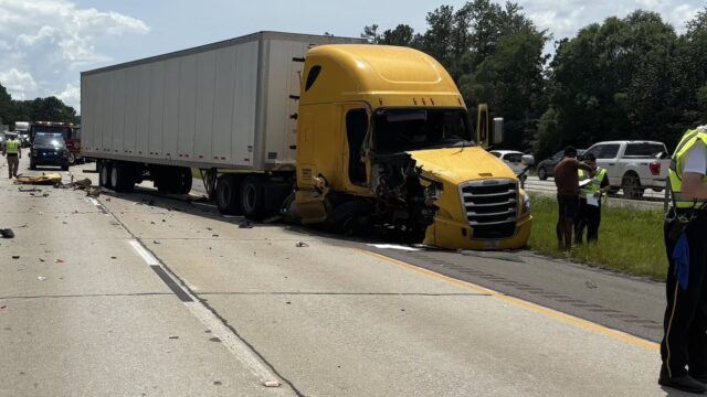 Auto detenido choca con camiones en I-459
