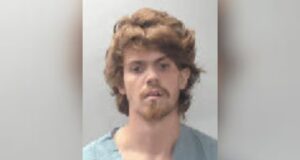 Hombre acusado de homicidio tras hallar cuerpo de mujer en auto incendiado Hombre acusado de homicidio tras hallar cuerpo de mujer en auto incendiado