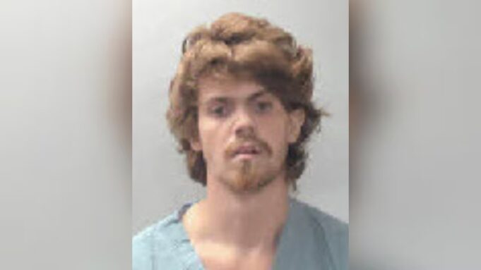 Hombre acusado de homicidio tras hallar cuerpo de mujer en auto incendiado Hombre acusado de homicidio tras hallar cuerpo de mujer en auto incendiado