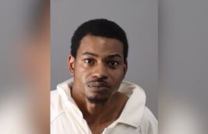 Hombre arrestado por homicidio capital tras hallar mujer muerta frente a vivienda Hombre arrestado por homicidio capital tras hallar mujer muerta frente a vivienda