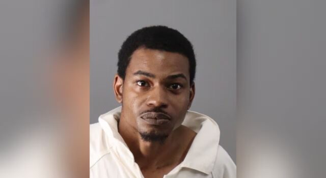 Hombre arrestado por homicidio capital tras hallar mujer muerta frente a vivienda Hombre arrestado por homicidio capital tras hallar mujer muerta frente a vivienda