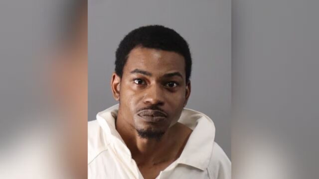 Hombre arrestado por homicidio capital tras hallar mujer muerta frente a vivienda