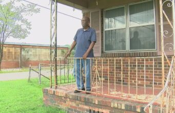 Hombre en Birmingham denuncia que ciudad le quitó casa para proyecto vial nunca realizado Hombre en Birmingham denuncia que ciudad le quitó casa para proyecto vial nunca realizado