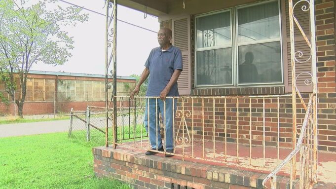 Hombre en Birmingham denuncia que ciudad le quitó casa para proyecto vial nunca realizado Hombre en Birmingham denuncia que ciudad le quitó casa para proyecto vial nunca realizado