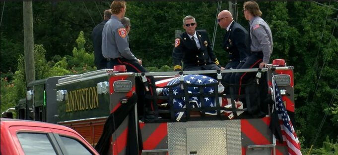 La ciudad de Anniston despide a su querido jefe de bomberos La ciudad de Anniston despide a su querido jefe de bomberos