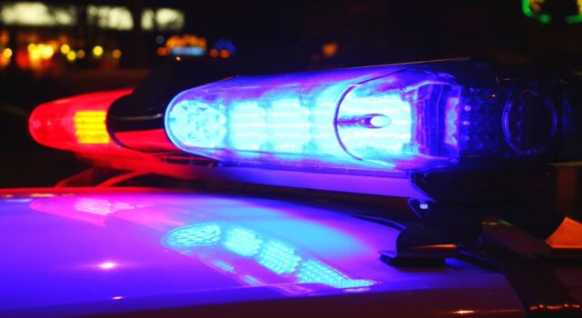 Mujer arrestada, acusada de disparar a un auto sobre un espacio de estacionamiento Mujer arrestada, acusada de disparar a un auto sobre un espacio de estacionamiento