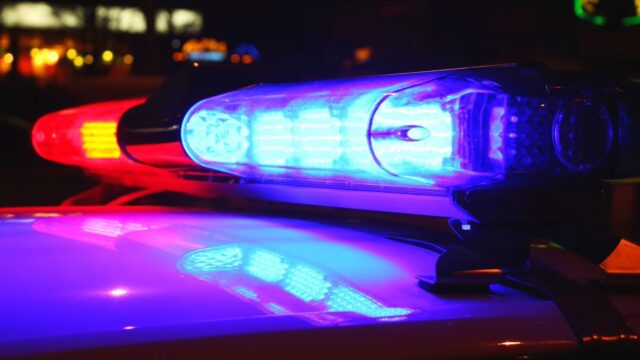Mujer arrestada, acusada de disparar a un auto sobre un espacio de estacionamiento