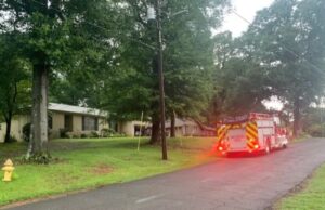 Pareja discapacitada se encuentra a salvo tras el impacto de un rayo en su casa en Mulga Pareja discapacitada se encuentra a salvo tras el impacto de un rayo en su casa en Mulga