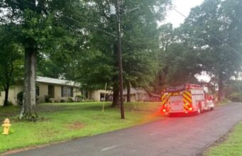 Pareja discapacitada se encuentra a salvo tras el impacto de un rayo en su casa en Mulga Pareja discapacitada se encuentra a salvo tras el impacto de un rayo en su casa en Mulga