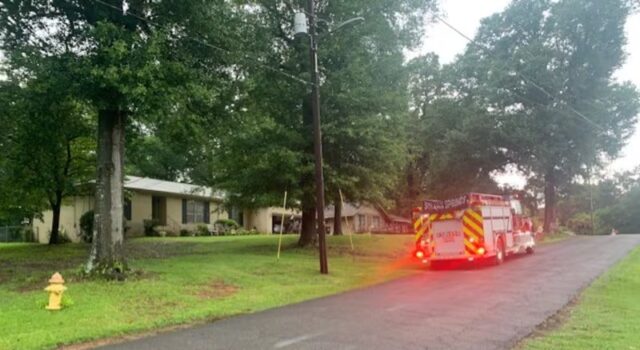 Pareja discapacitada se encuentra a salvo tras el impacto de un rayo en su casa en Mulga Pareja discapacitada se encuentra a salvo tras el impacto de un rayo en su casa en Mulga