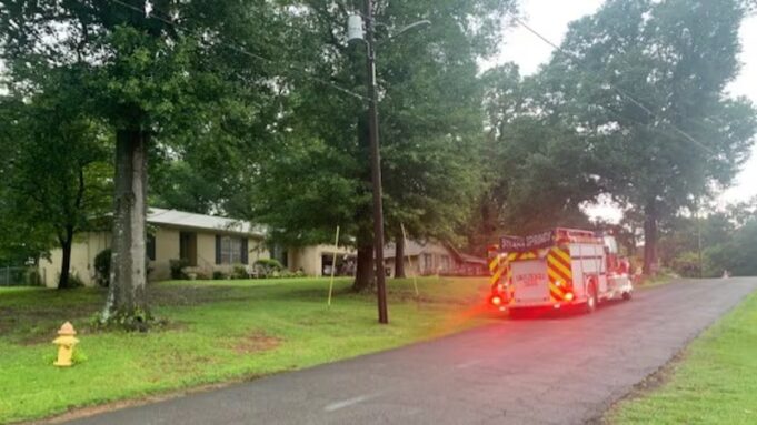 Pareja discapacitada se encuentra a salvo tras el impacto de un rayo en su casa en Mulga Pareja discapacitada se encuentra a salvo tras el impacto de un rayo en su casa en Mulga