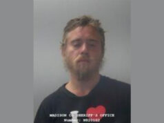 Hombre acusado de golpear a una mujer con un tubo metálico es acusado de agresión Hombre acusado de golpear a una mujer con un tubo metálico es acusado de agresión