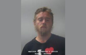 Hombre acusado de golpear a una mujer con un tubo metálico es acusado de agresión Hombre acusado de golpear a una mujer con un tubo metálico es acusado de agresión