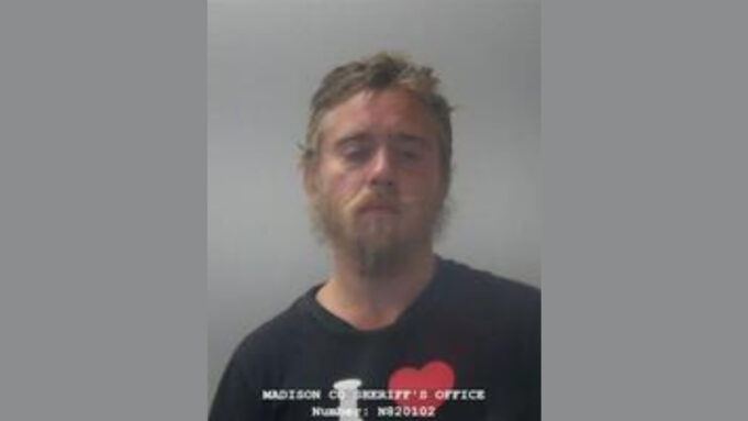 Hombre acusado de golpear a una mujer con un tubo metálico es acusado de agresión Hombre acusado de golpear a una mujer con un tubo metálico es acusado de agresión