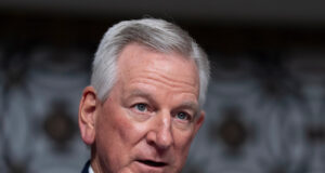 Tuberville recaudó $1.9 millones el primer día y $3 millones en la primera semana Tuberville recaudó $1.9 millones el primer día y $3 millones en la primera semana