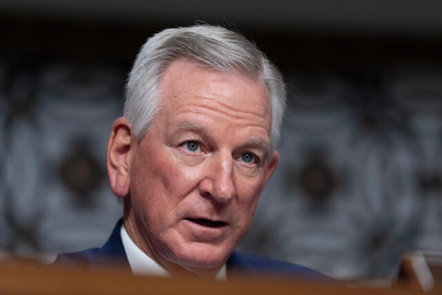 Tuberville recaudó $1.9 millones el primer día y $3 millones en la primera semana