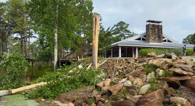 Un rayo provoca un incendio en el Campamento ASCCA en el Lago Martin Un rayo provoca un incendio en el Campamento ASCCA en el Lago Martin