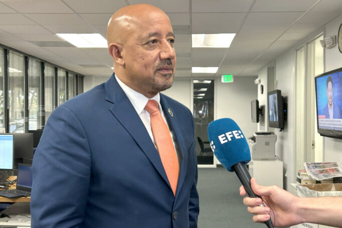 Alcalde latino en Massachusetts critica mentiras que ocultan el valor de migrantes Alcalde latino en Massachusetts critica mentiras que ocultan el valor de migrantes