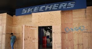 Alcaldesa de Los Ángeles impone toque de queda por protestas y redadas Alcaldesa de Los Ángeles impone toque de queda por protestas y redadas