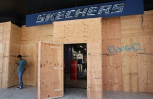 Alcaldesa de Los Ángeles impone toque de queda por protestas y redadas Alcaldesa de Los Ángeles impone toque de queda por protestas y redadas