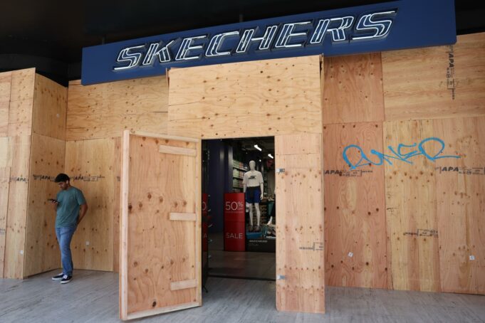 Alcaldesa de Los Ángeles impone toque de queda por protestas y redadas Alcaldesa de Los Ángeles impone toque de queda por protestas y redadas